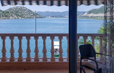 1 bedroom beach front apartment in Rogotin-Ploce