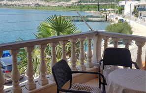 Outdoor dining - 1 bedroom beach front apartment in Rogotin-Ploce (Rogotin-Ploce)