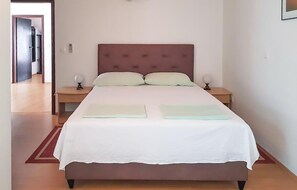 3 bedrooms, free WiFi - 3 bedroom lovely apartment in Rogotin-Ploce (Rogotin-Ploce)