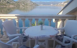Outdoor dining - Gorgeous apartment in Rogotin-Ploce with WiFi (Rogotin-Ploce)