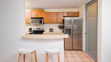 Køleskab, mikrobølgeovn, ovn, kogeplade