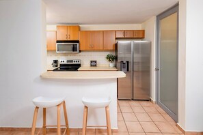 Frigorifero, microonde, forno, piano cottura