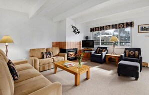 Living area - Amazing Lionshead 2 bd/2ba condo. Walk to slopes and shops. Amazing Hot Tub! (Vail)