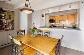 Dining - Amazing Lionshead 2 bd/2ba condo. Walk to slopes and shops. Amazing Hot Tub! (Vail)