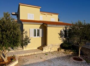 Exterior - Apartman Olive Garden - Three Bedroom apartment With Sea View (Island of Solta)