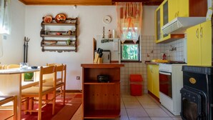 Coffee/tea maker, fridge, oven, stovetop - Holiday House Briški - One Bedroom House With Terrace (Delnice)