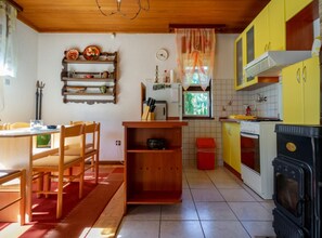 Fridge, oven, stovetop, coffee/tea maker - Holiday House Briški - One Bedroom House With Terrace (Delnice)