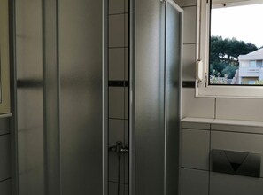 Shower, hair dryer, towels