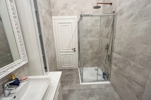 Shower, hair dryer, towels, soap - Perfect 7-bedroom villa with indoor and outdoor pools in Belgrade (Beograd)