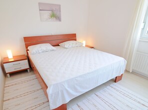 1 slaapkamer, een strijkplank/strijkijzer, internet, beddengoed