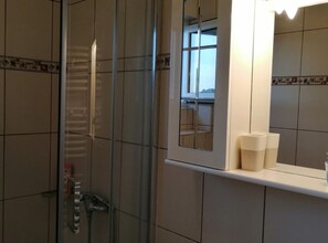 Een douche, een haardroger, handdoeken