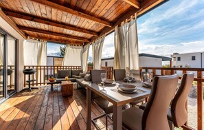 Outdoor dining - PREMIUM HOLIDAY HOUSE 5 (Privlaka)