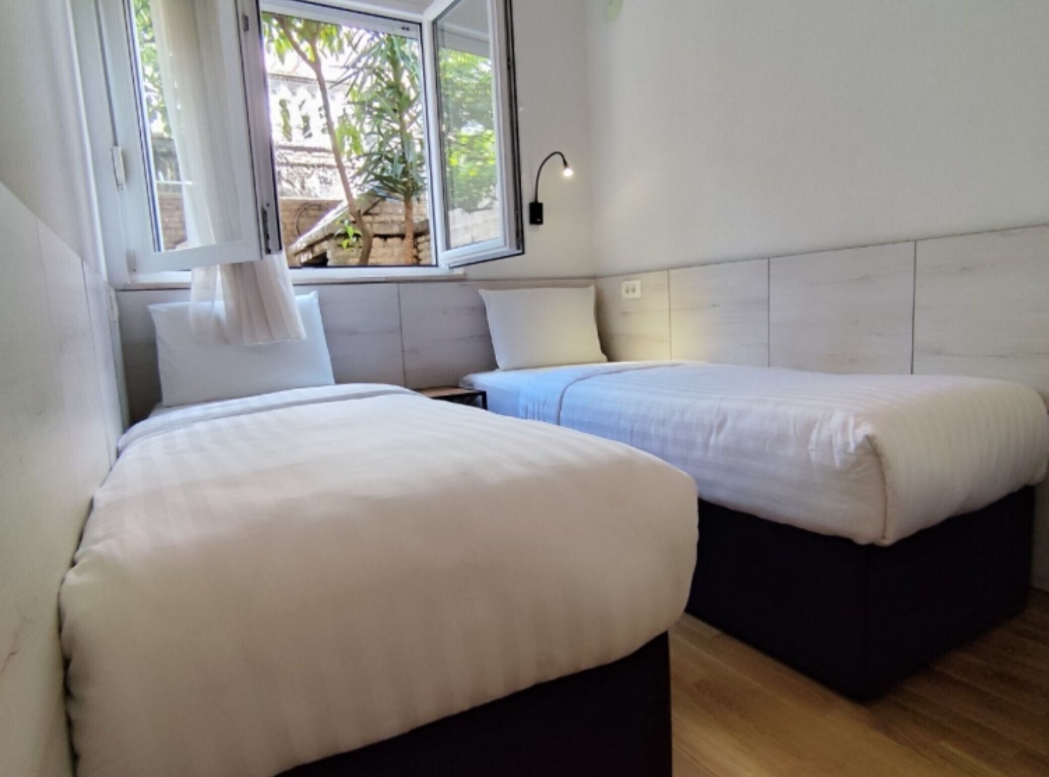 Tabla de planchar con plancha, Internet, ropa de cama