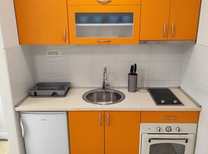 Frigorífic, forn i utensilis de cuina, vaixella i coberteria