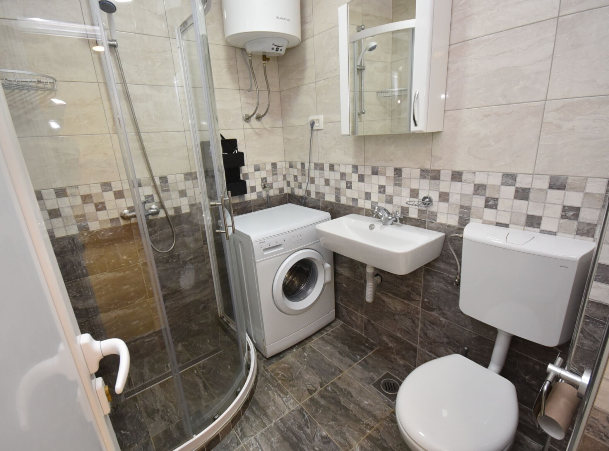 Dusche, Haartrockner, Handtücher