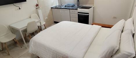 Strykejern/-brett, internettilgang og sengetøy