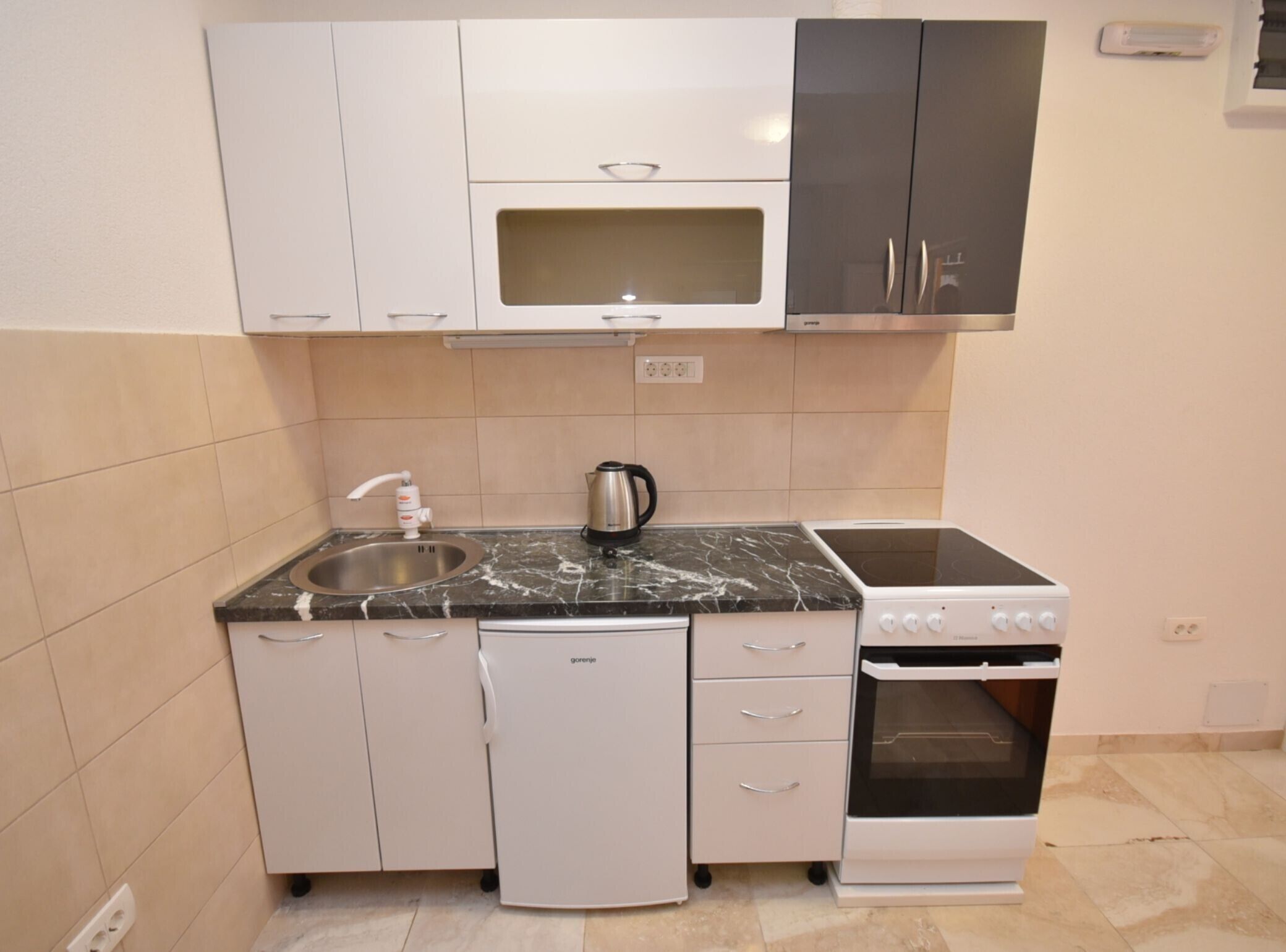 Frigorífico, horno y utensilios de cocina