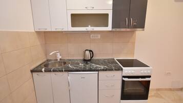 Frigorífico, horno y utensilios de cocina