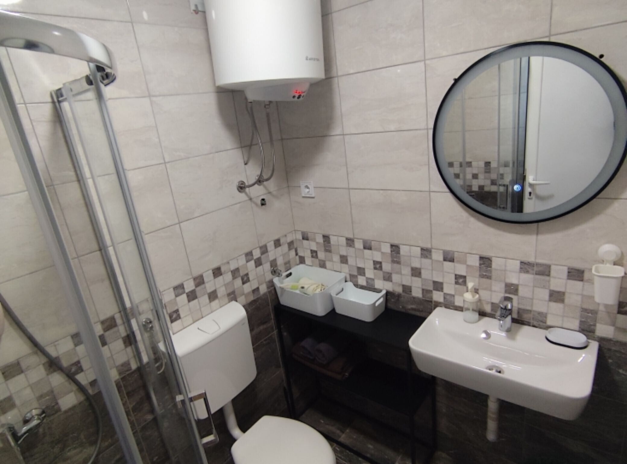 Ducha, secador de pelo y toallas