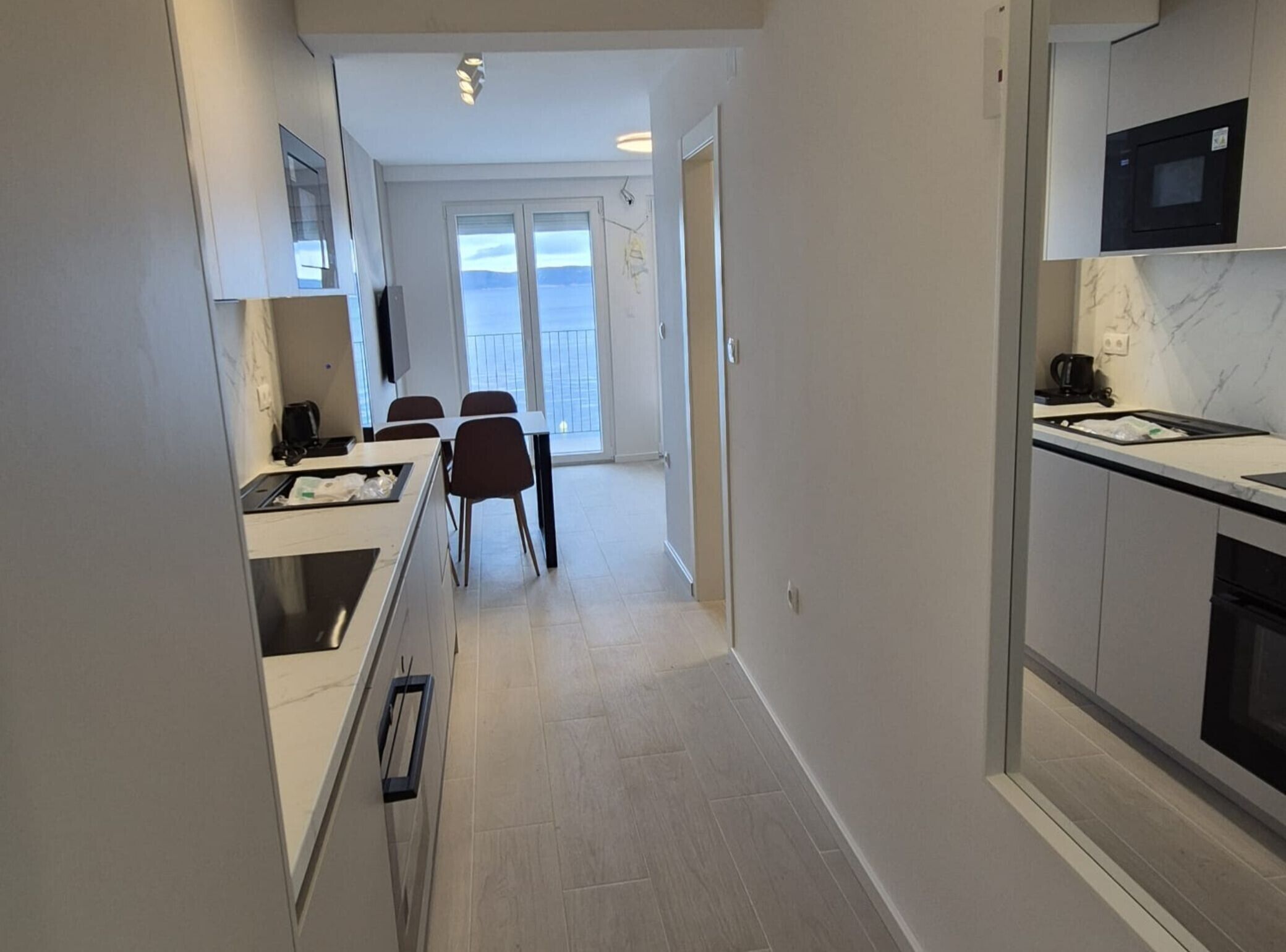 Kjøleskap, mikrobølgeovn, ovn og oppvaskmaskin