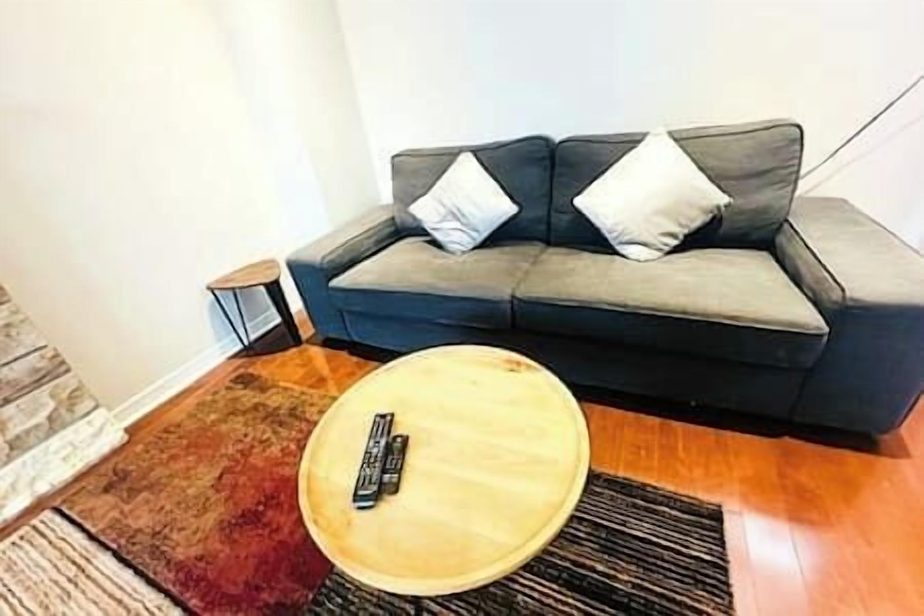 Télévision, cheminée, livres