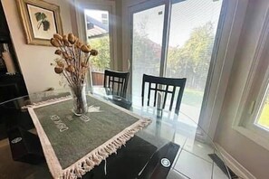 Dining - Luxury 4BR Home Near Square One, with King Bed (Mississauga)