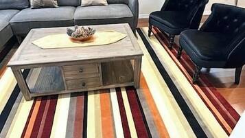 Televisie, een open haard en boeken