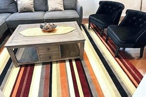 Télévision, cheminée, livres