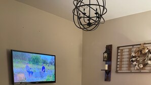 Smart TV, fireplace