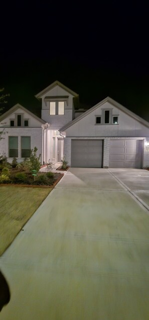 Exterior - Spacious 4-bedroom house in lovely Richmond with AC (Richmond)