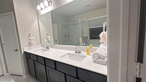 Jetted bath, hair dryer, towels, soap - Spacious 4-bedroom house in lovely Richmond with AC (Richmond)