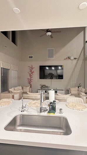 Interior - Spacious 4-bedroom house in lovely Richmond with AC (Richmond)
