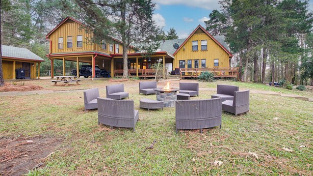 Outdoor dining - Private & Spacious Lakefront Home in Memphis! (Memphis)