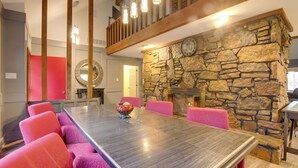 Dining - Private & Spacious Lakefront Home in Memphis! (Memphis)
