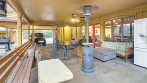 Outdoor dining - Private & Spacious Lakefront Home in Memphis! (Memphis)