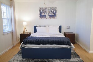 Desk, iron/ironing board, free WiFi, bed sheets - Quiet & Modern. Close to WFU-Reynolda. Patio Fenced. (Winston-Salem)