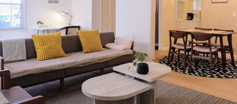 Quiet & Modern. Close to WFU-Reynolda. Patio Fenced.