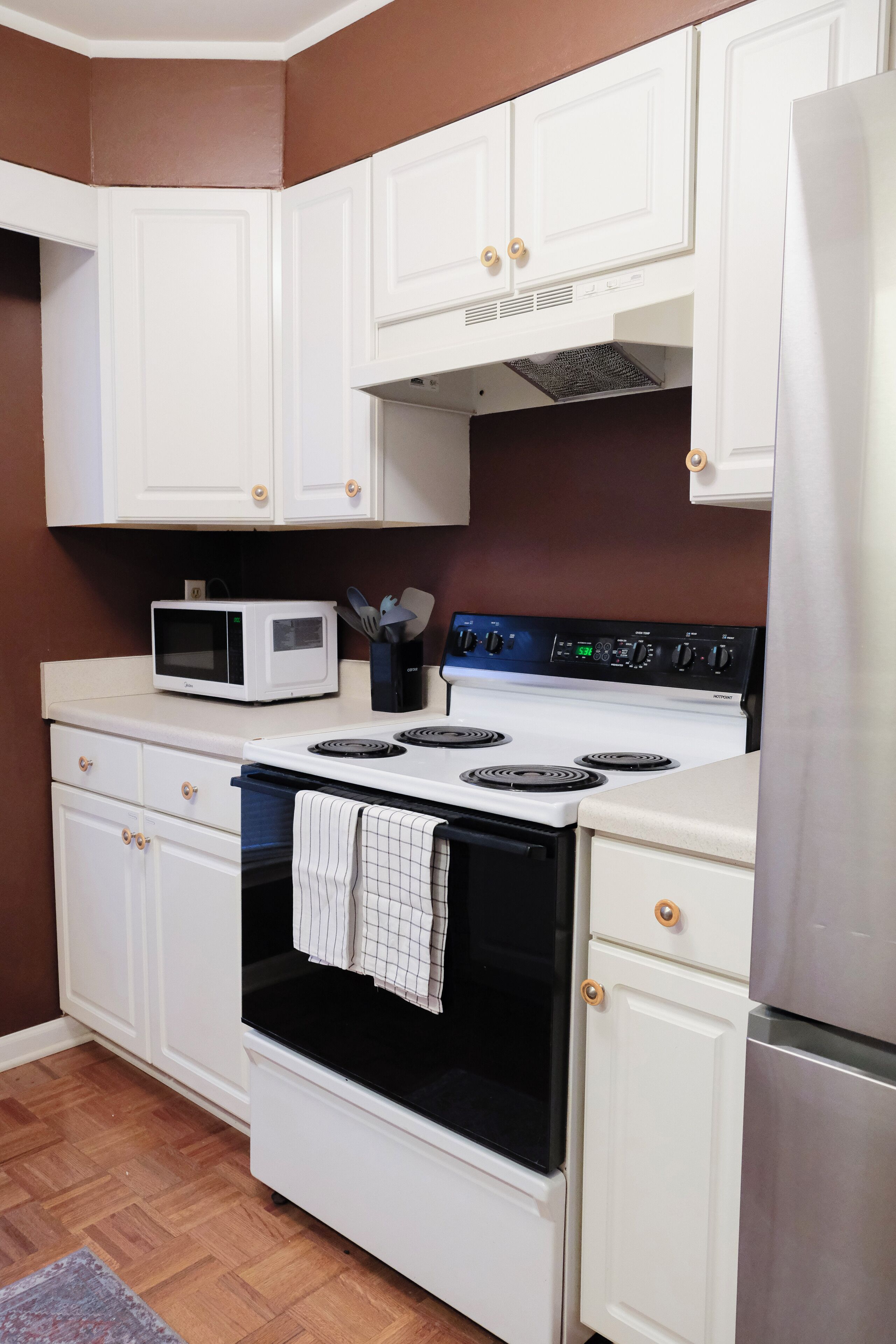 Réfrigérateur, four à micro-ondes, un four, surface de cuisson