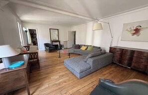 TV - WITHIN WALKING DISTANCE, SAINT GERMAIN AS LES INVALIDES, THE RODIN MUSEUM, (Paris)