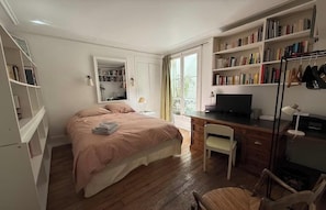 2 slaapkamers, een bureau, een strijkplank/strijkijzer, gratis wifi
