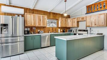 Fridge, microwave, stovetop, dishwasher