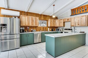 Réfrigérateur, micro-ondes, plaque de cuisson, lave-vaisselle