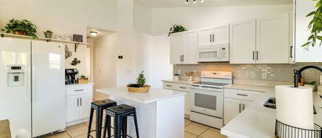 Refrigerador, microondas, parrilla de estufa y lavavajillas