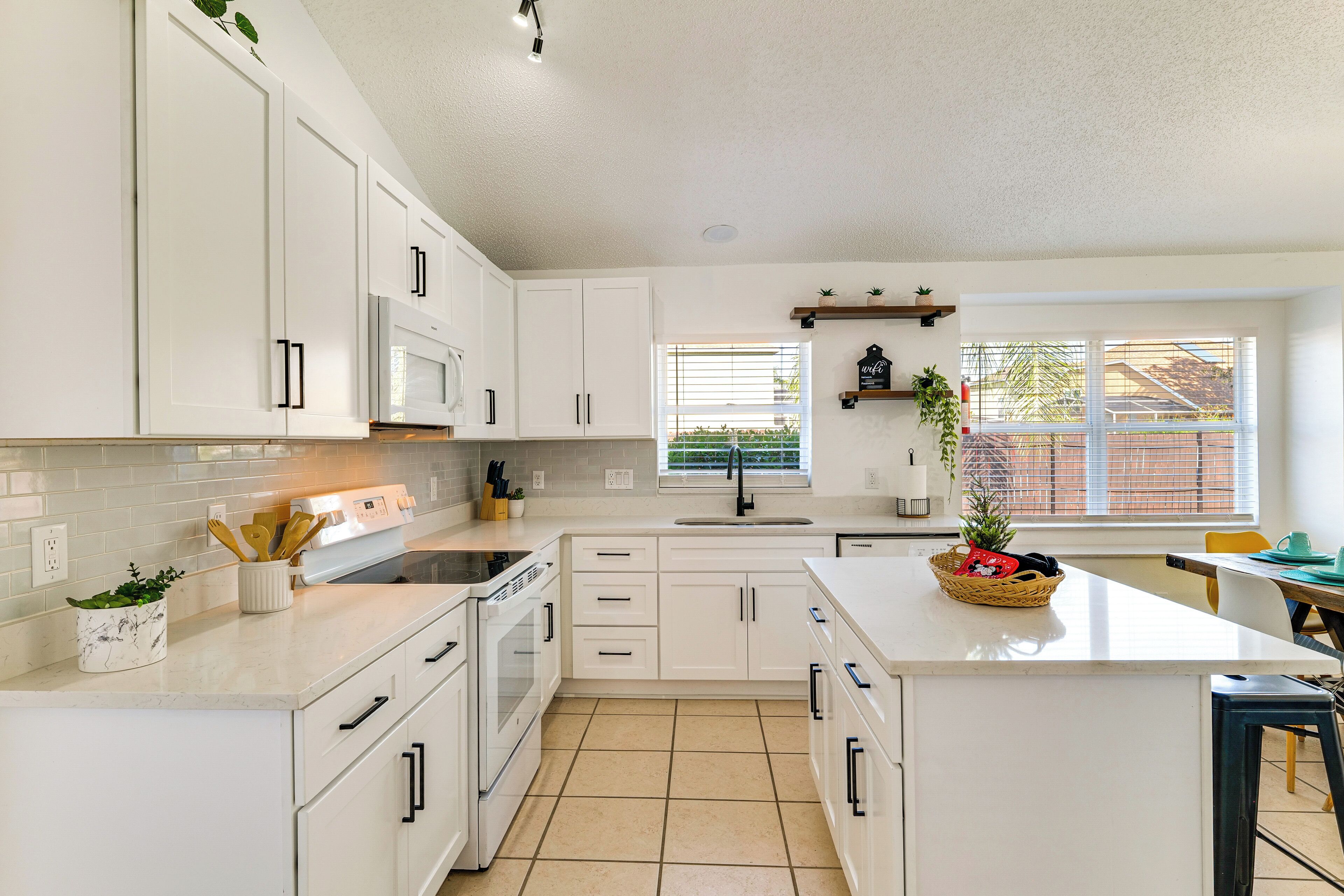 冷蔵庫、電子レンジ、コンロ、食器洗い機