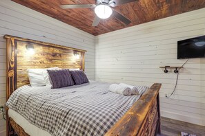 2 bedrooms, desk, iron/ironing board, internet