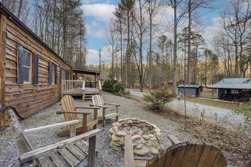 Rural Outdoor Oasis! Edgemont Cabin w/ Fire Pit