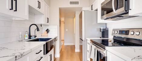 Kühlschrank, Mikrowelle, Herdplatte, Geschirrspüler