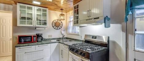 Réfrigérateur, four à micro-ondes, surface de cuisson, cafetiÚre-théiÚre