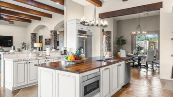 House (5 Bedrooms) | Interior