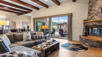 House (5 Bedrooms) | Interior